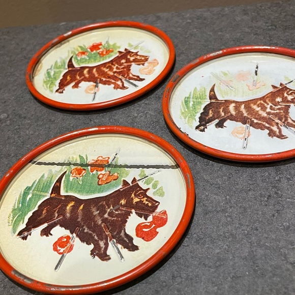 Vintage Set of 5 Aluminum Scottie dog coasters - Picture 3 of 4